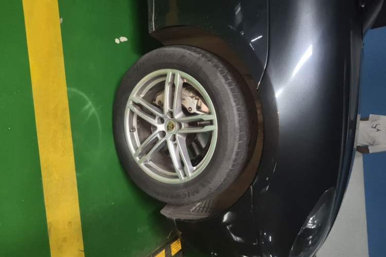 Used Porsche Macan 2017 Macan S 3.0T Right Front Wheel Hub