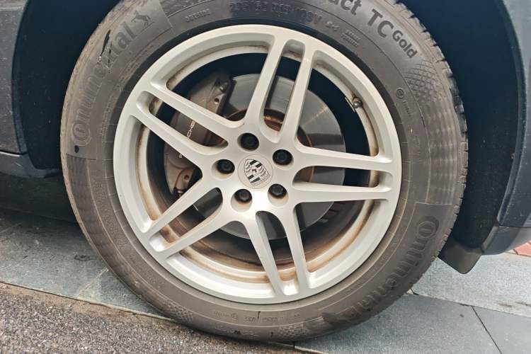 Used Porsche Macan 2017 Macan 2.0T Right Front Wheel Hub