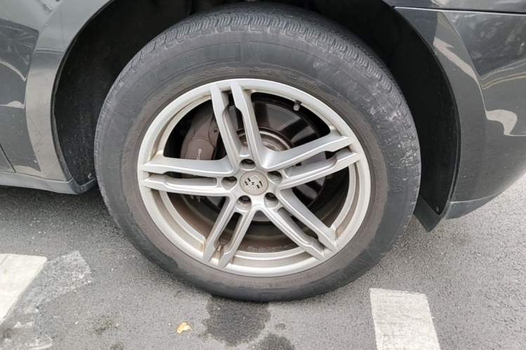 Used Porsche Macan 2017 Macan 2.0T Right Front Wheel Hub