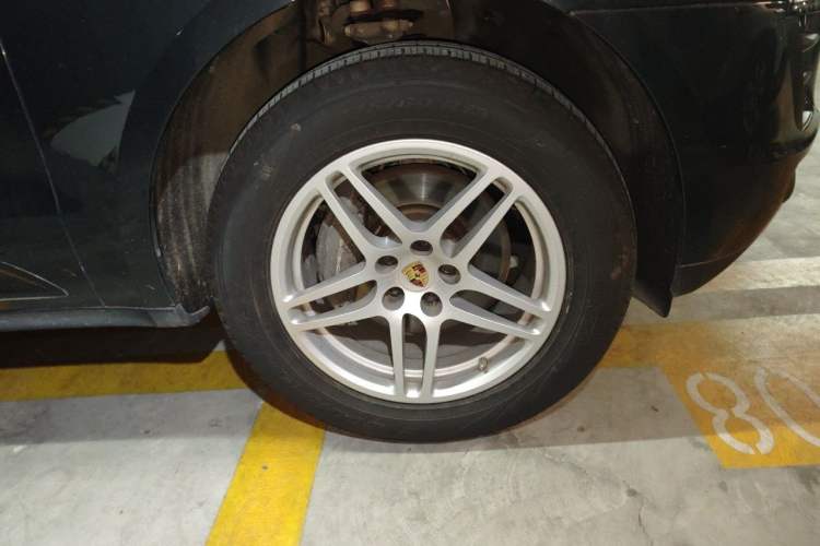 Used Porsche Macan 2017 Macan 2.0T Right Front Wheel Hub