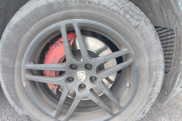 Used Porsche Macan 2017 Macan S 3.0T Right Front Wheel Hub