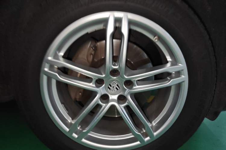 Used Porsche Macan 2017 Macan 2.0T Right Front Wheel Hub