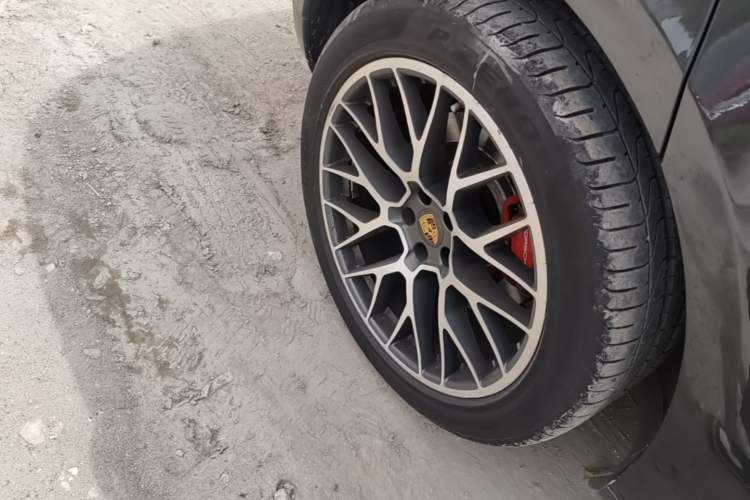 Used Porsche Macan 2017 Macan Turbo 3.6T Right Rear Wheel Hub