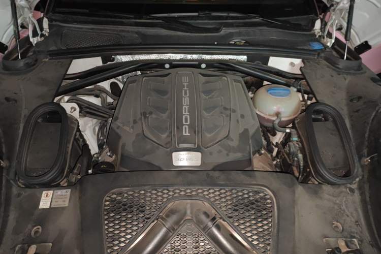 Used Porsche Macan 2017 Macan S 3.0T Engine Bay
