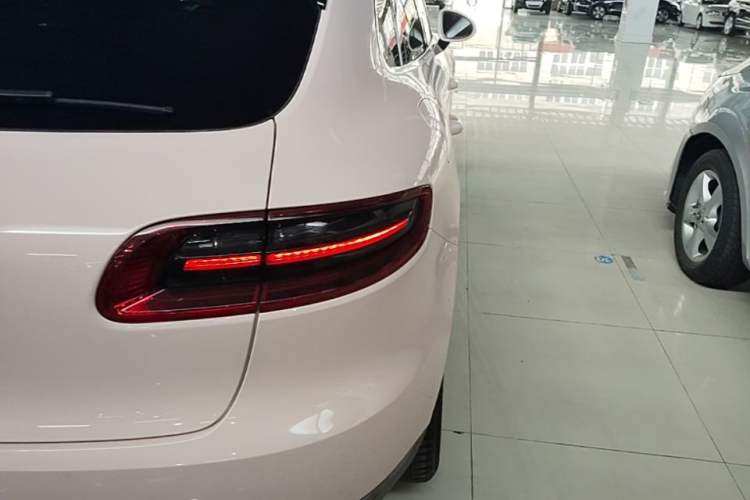 Used Porsche Macan 2017 Macan 2.0T Exterior 3