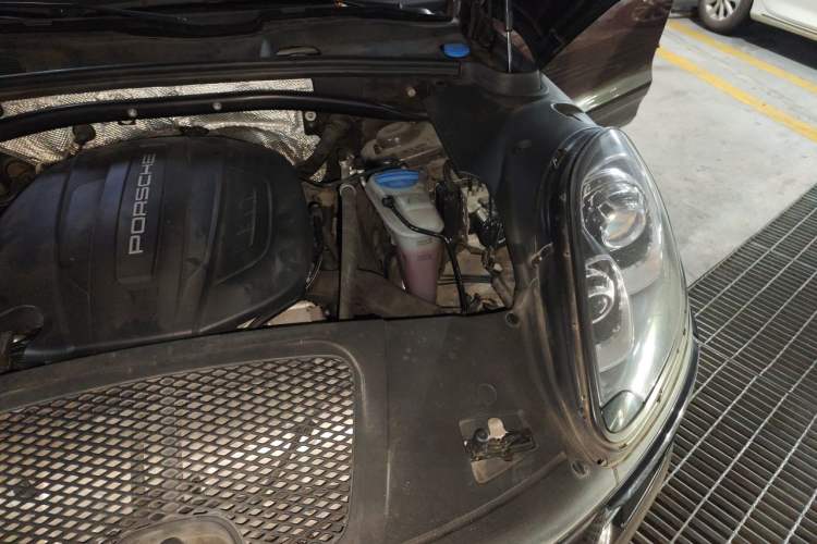Used Porsche Macan 2017 Macan 2.0T Engine Bay Left