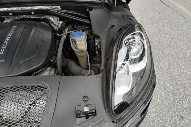 Used Porsche Macan 2017 Macan 2.0T Engine Bay Left
