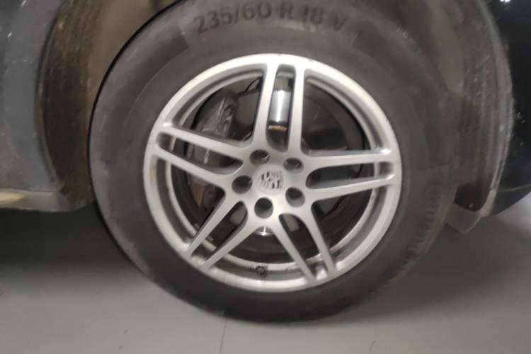 Used Porsche Macan 2017 Macan 2.0T Right Front Wheel Hub