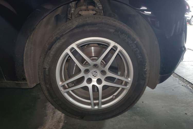 Used Porsche Macan 2017 Macan 2.0T Right Front Wheel Hub