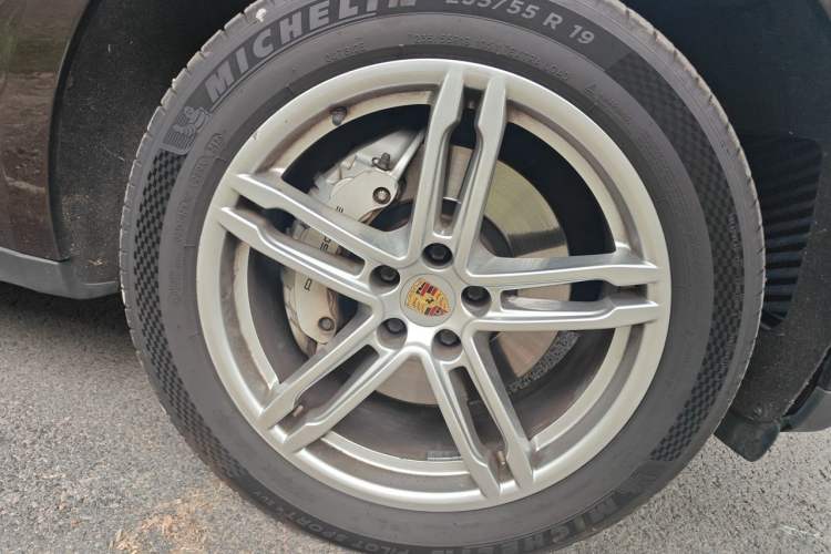 Used Porsche Macan 2017 Macan S 3.0T Right Front Wheel Hub