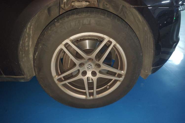 Used Porsche Macan 2017 Macan 2.0T Right Front Wheel Hub