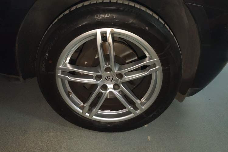 Used Porsche Macan 2017 Macan 2.0T Right Front Wheel Hub