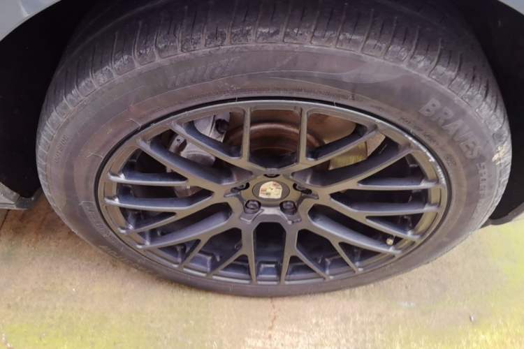 Used Porsche Macan 2017 Macan 2.0T Right Front Wheel Hub