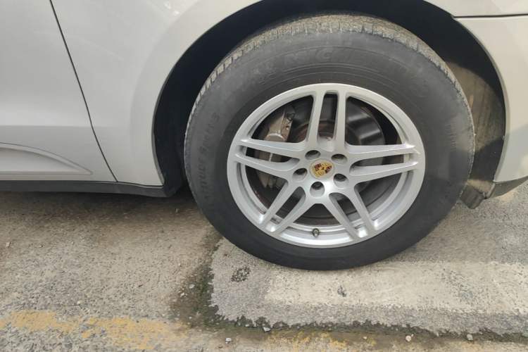 Used Porsche Macan 2017 Macan 2.0T Right Front Wheel Hub