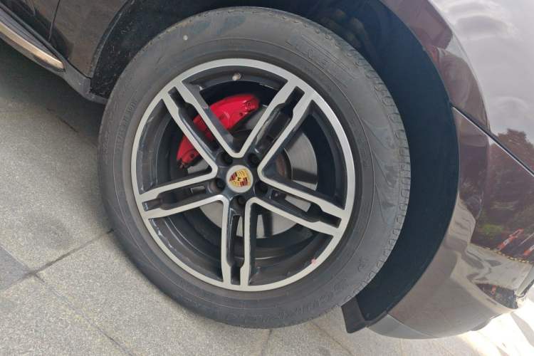 Used Porsche Macan 2017 Macan 2.0T Right Front Wheel Hub