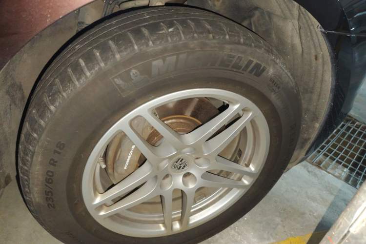 Used Porsche Macan 2017 Macan 2.0T Right Front Wheel Hub
