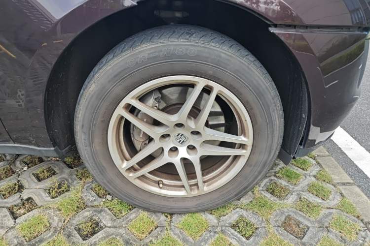 Used Porsche Macan 2017 Macan 2.0T Right Front Wheel Hub