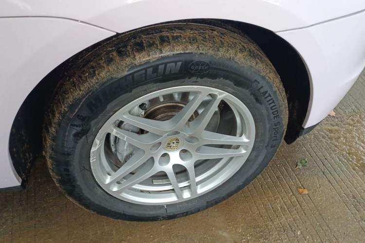 Used Porsche Macan 2017 Macan 2.0T Right Front Wheel Hub