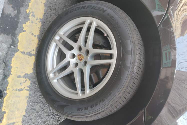 Used Porsche Macan 2017 Macan 2.0T Right Front Wheel Hub