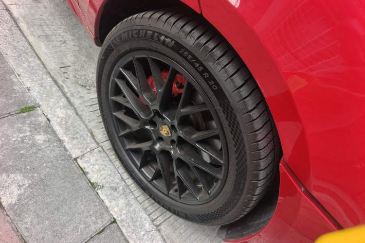 Used Porsche Macan 2017 Macan GTS 3.0T Right Front Wheel Hub