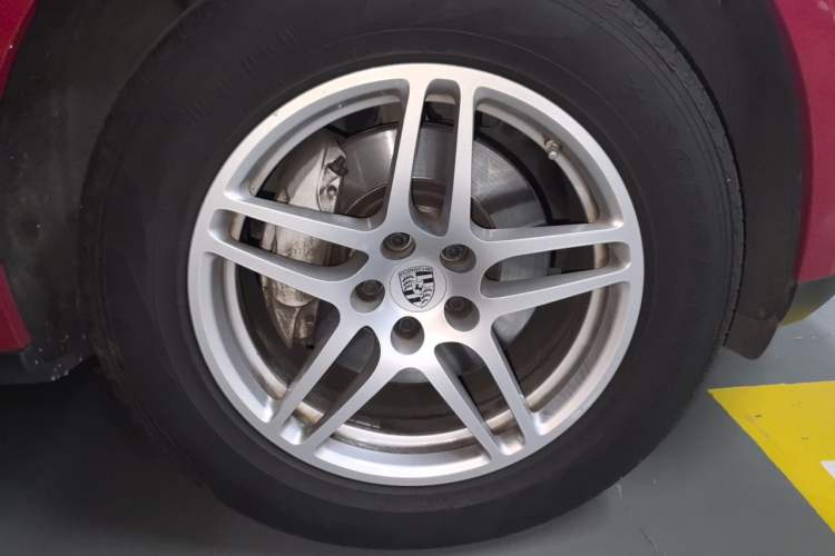 Used Porsche Macan 2017 Macan 2.0T Right Front Wheel Hub