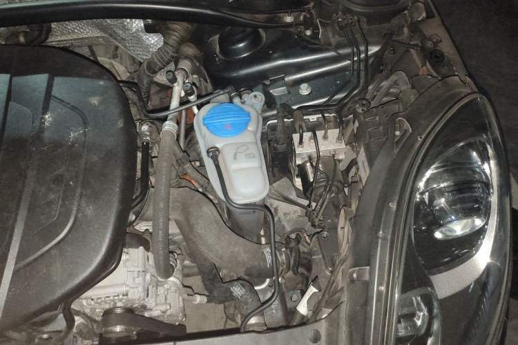 Used Porsche Macan 2017 Macan 2.0T Engine Bay Left