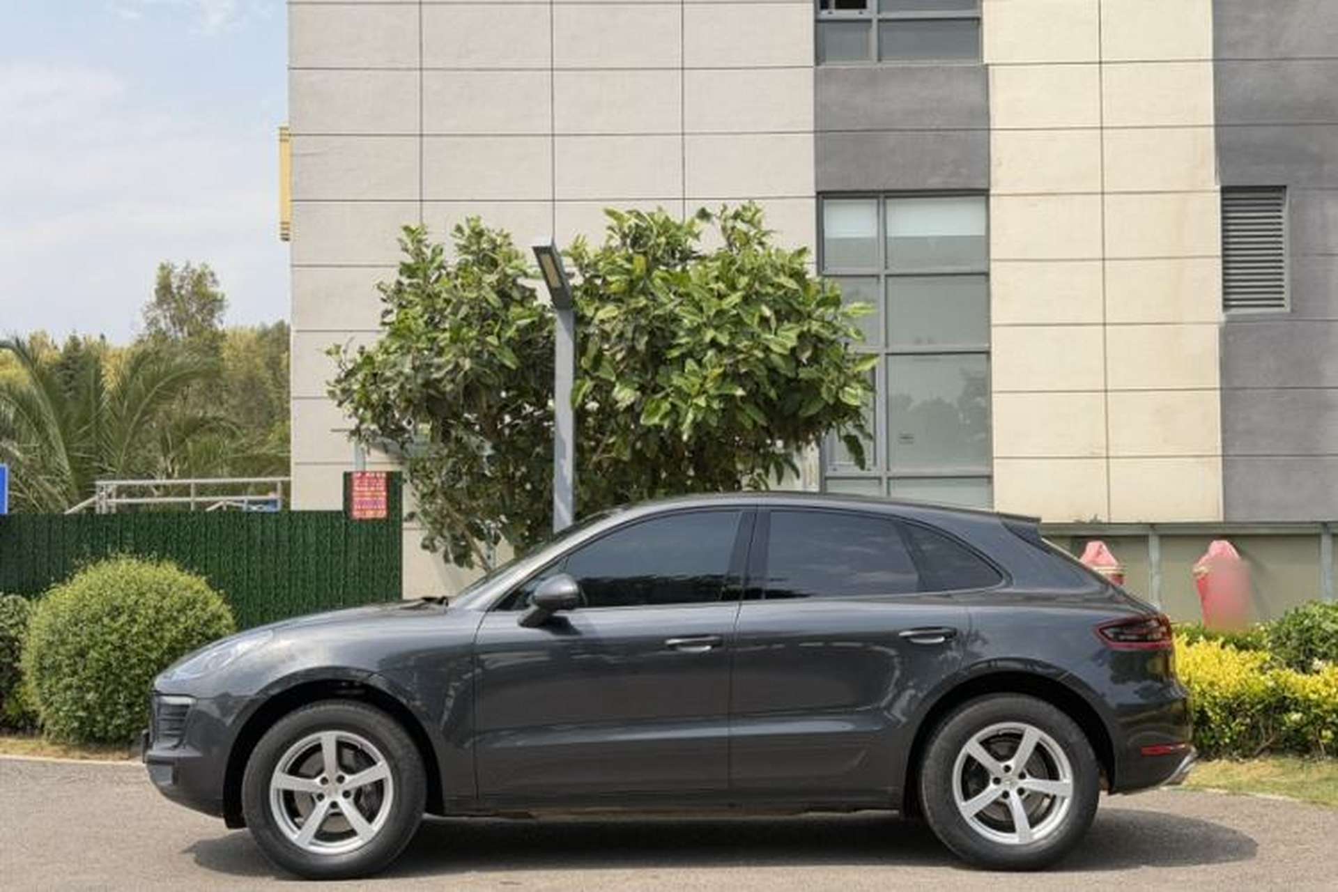 Used Porsche Macan 2017 Macan 2.0T Exterior 3