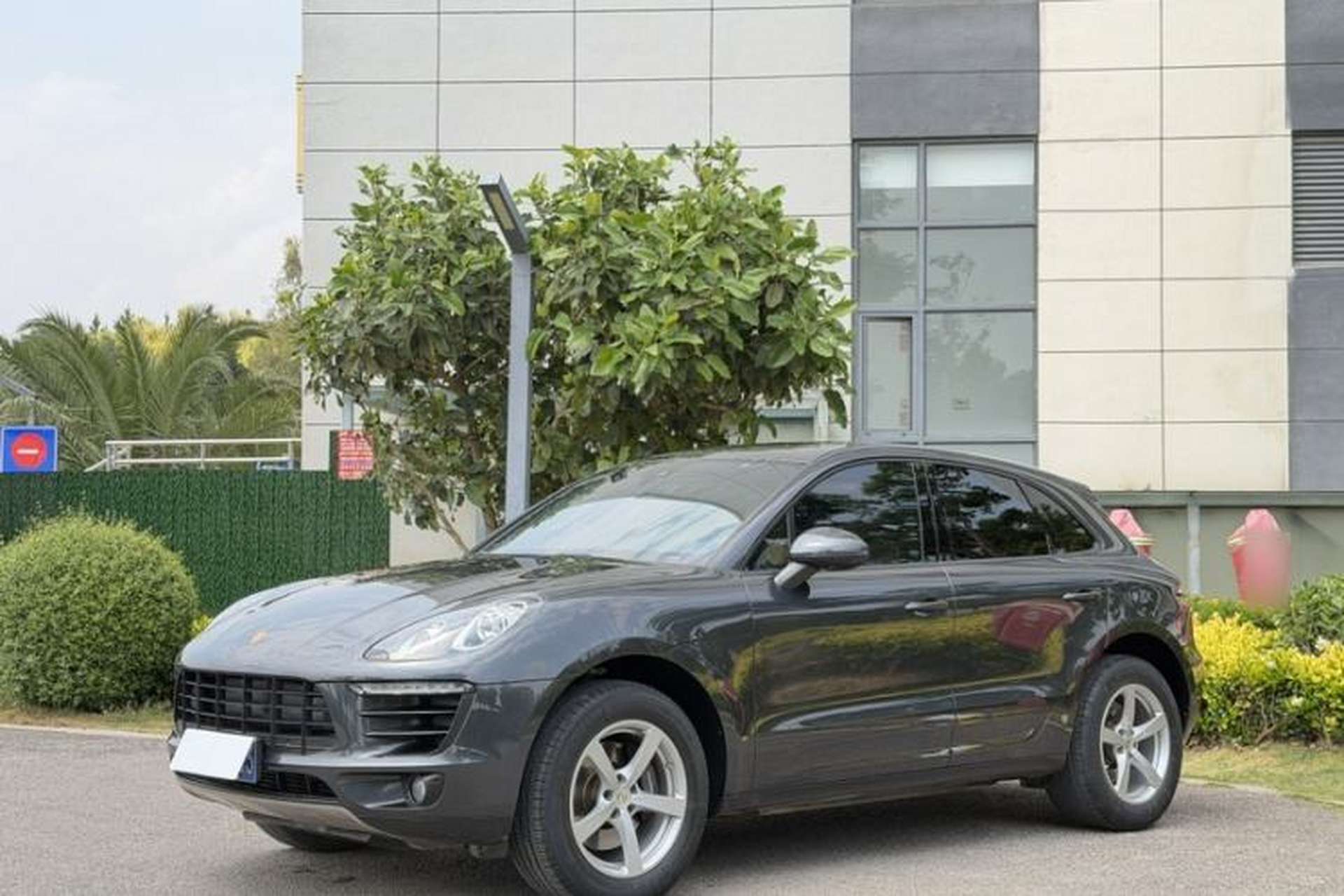 Used Porsche Macan 2017 Macan 2.0T Front Left 45 Deg