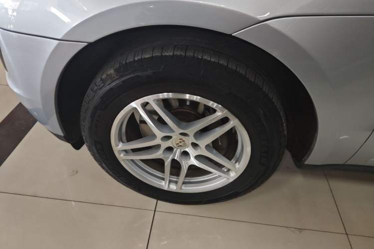 Used Porsche Macan 2017 Macan 2.0T Left Front Wheel Hub