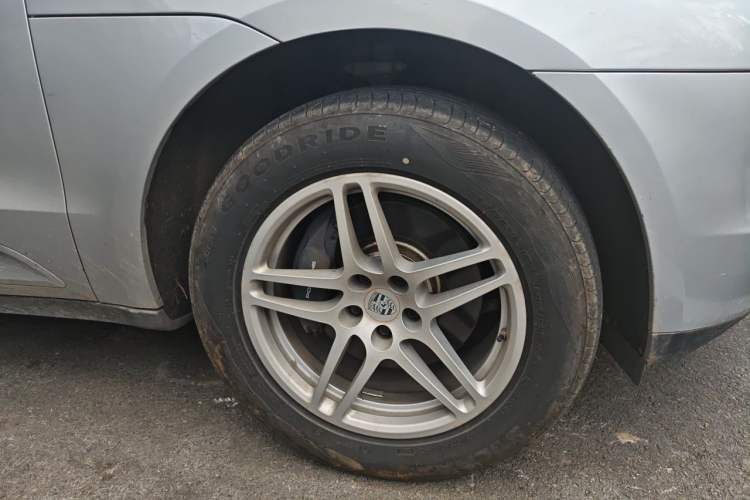 Used Porsche Macan 2017 Macan 2.0T Right Front Wheel Hub