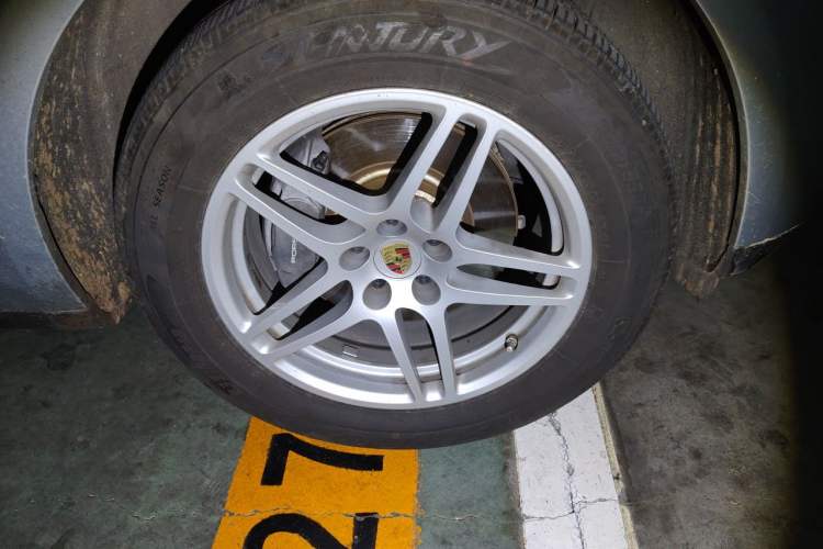 Used Porsche Macan 2017 Macan 2.0T Right Front Wheel Hub