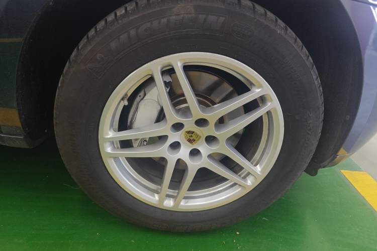 Used Porsche Macan 2017 Macan 2.0T Right Front Wheel Hub