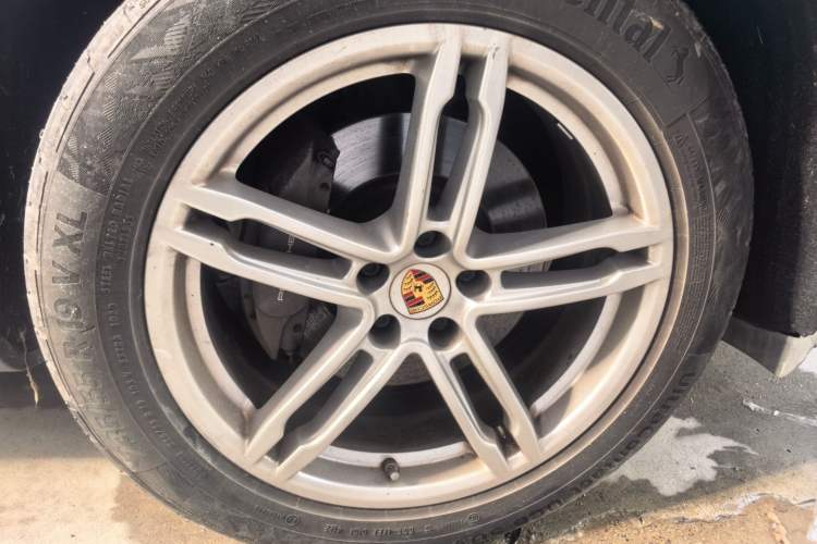 Used Porsche Macan 2017 Macan 2.0T Right Front Wheel Hub