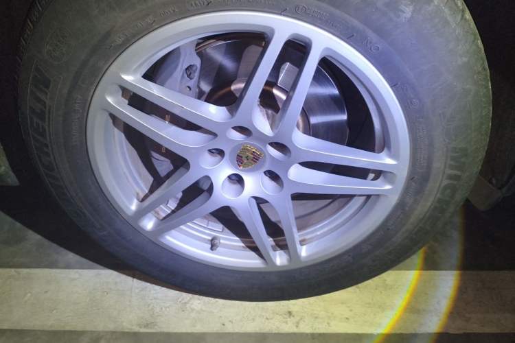 Used Porsche Macan 2017 Macan 2.0T Right Front Wheel Hub