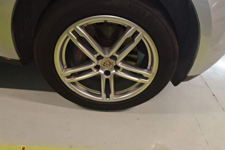 Used Porsche Macan 2017 Macan 2.0T Right Front Wheel Hub
