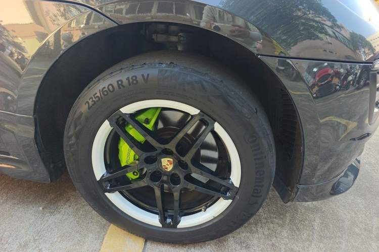 Used Porsche Macan 2017 Macan S 3.0T Right Front Wheel Hub