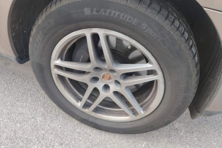 Used Porsche Macan 2017 Macan 2.0T Right Front Wheel Hub