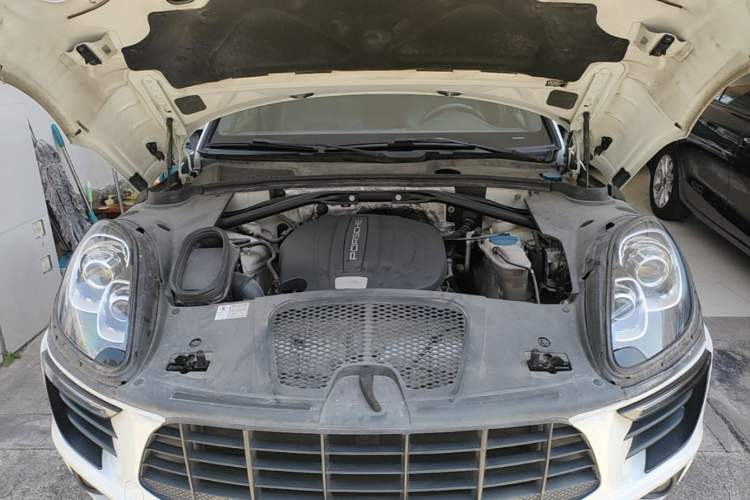 Used Porsche Macan 2017 Macan 2.0T Engine Bay