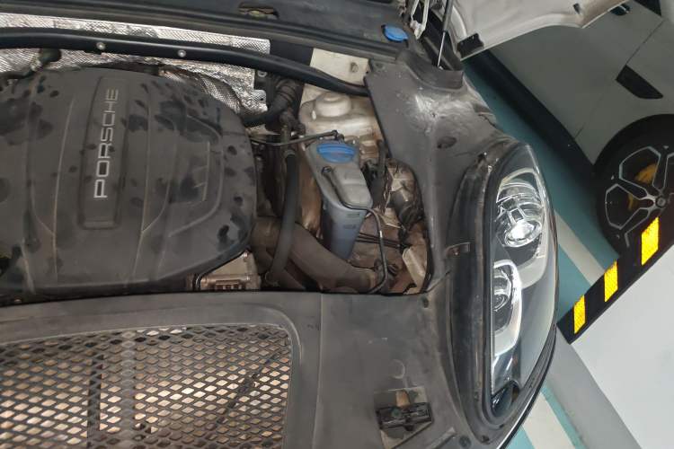 Used Porsche Macan 2017 Macan 2.0T Engine Bay Left