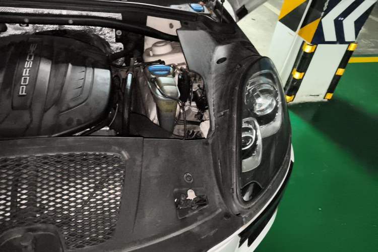 Used Porsche Macan 2017 Macan 2.0T Engine Bay Left