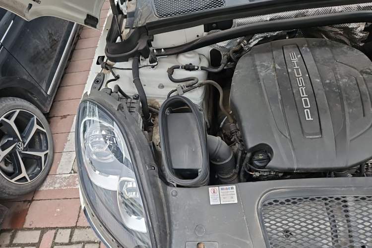 Used Porsche Macan 2017 Macan 2.0T Engine Bay Right