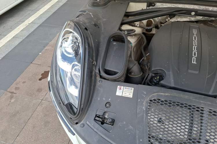 Used Porsche Macan 2017 Macan 2.0T Engine Bay Right