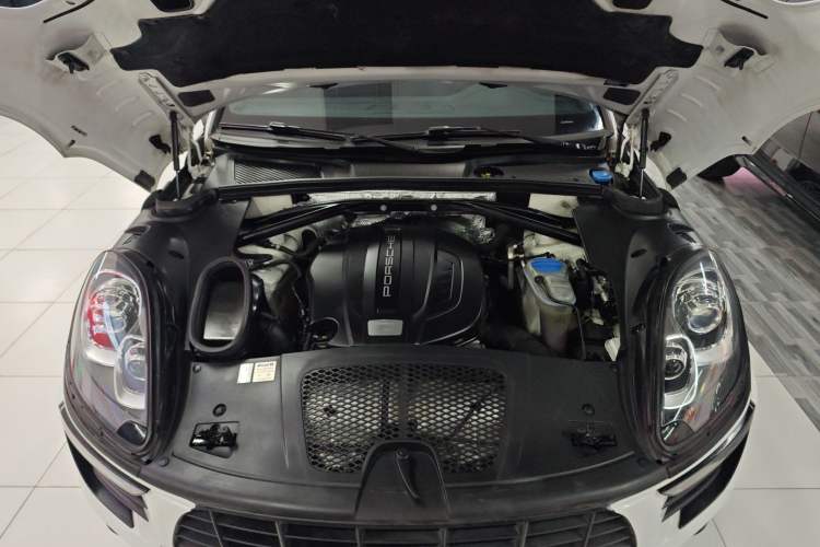 Used Porsche Macan 2017 Macan 2.0T Engine Bay