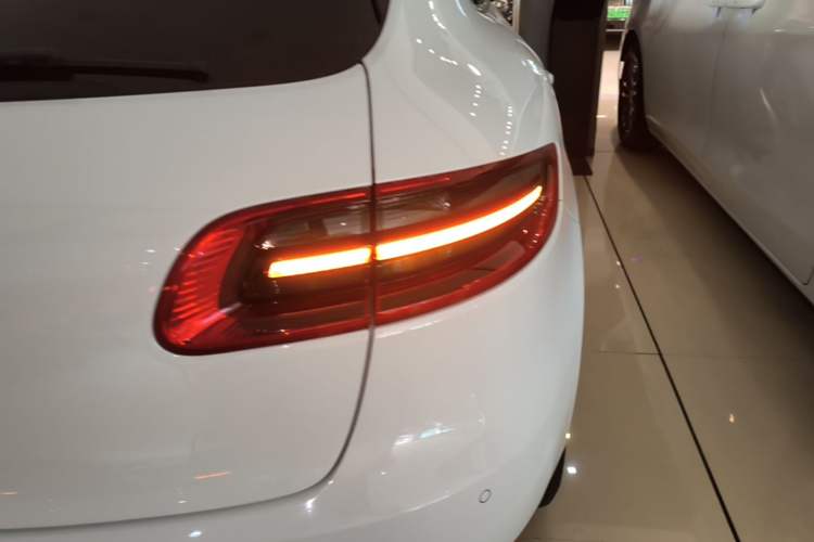 Used Porsche Macan 2017 Macan 2.0T Exterior 3