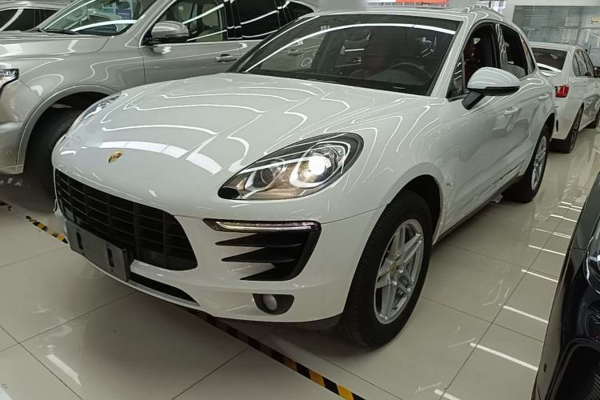 Used Porsche Macan 2017 Macan 2.0T Front Left 45 Deg