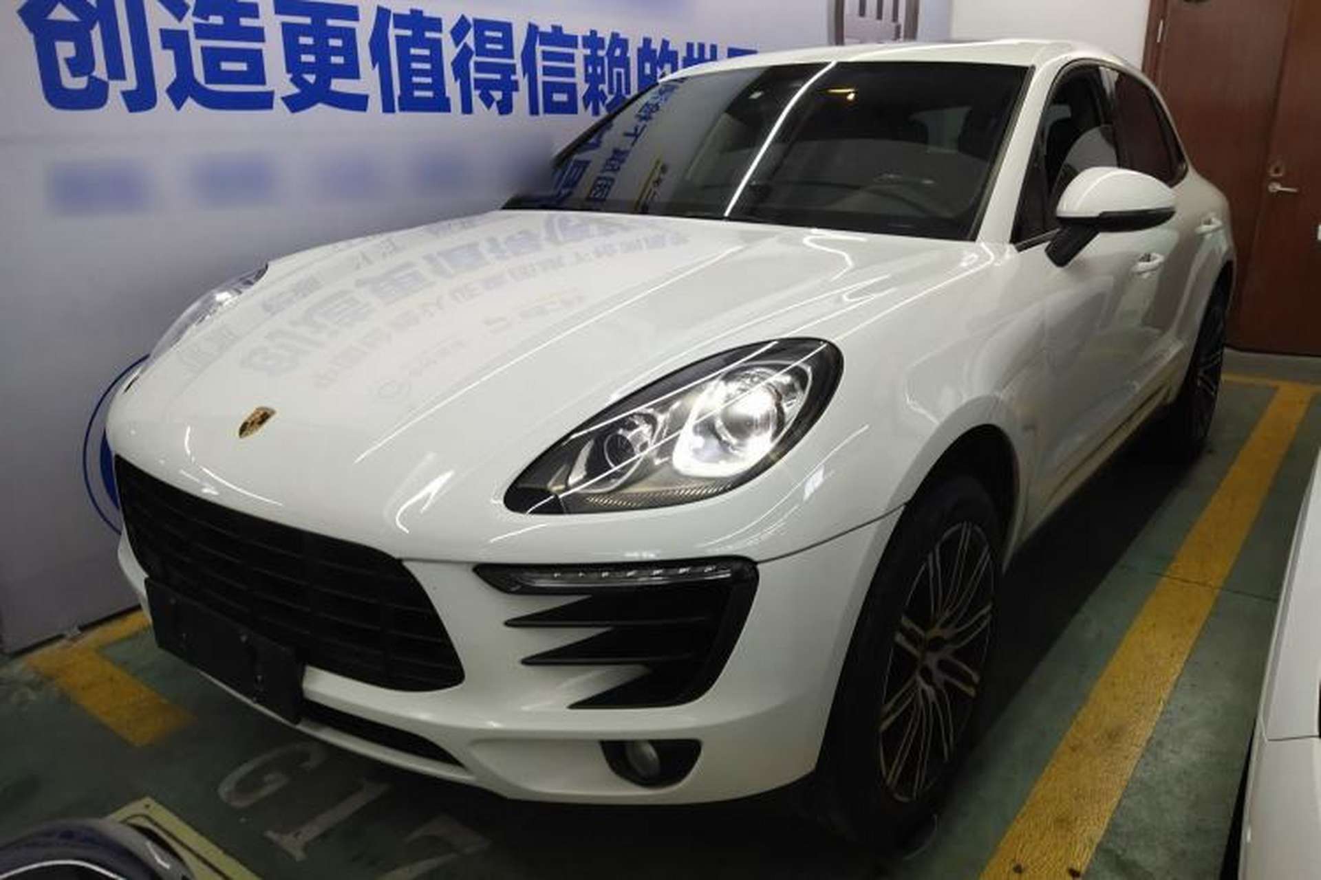 Used Porsche Macan 2017 Macan 2.0T Front Left 45 Deg