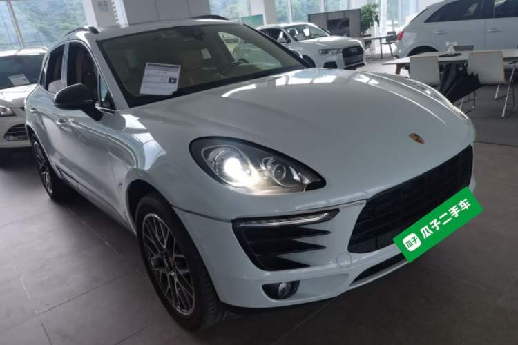 Used Porsche Macan 2017 Macan 2.0T Front Right 45 Deg