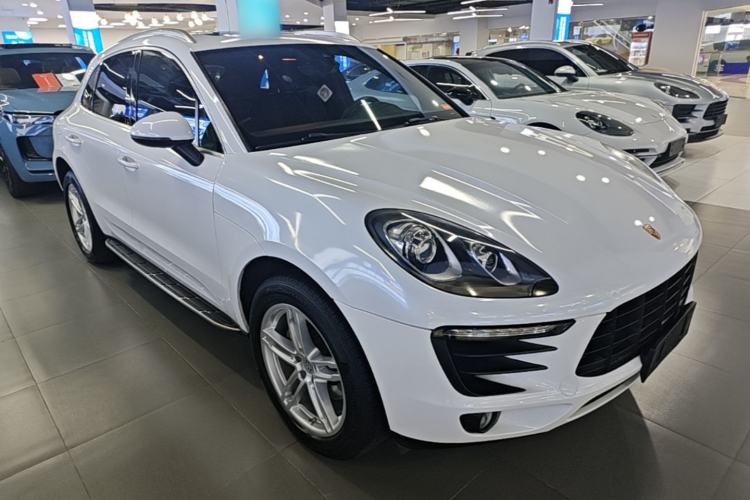 Used Porsche Macan 2017 Macan 2.0T Front Right 45 Deg