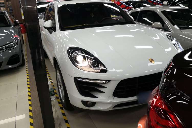 Used Porsche Macan 2017 Macan 2.0T Front Right 45 Deg