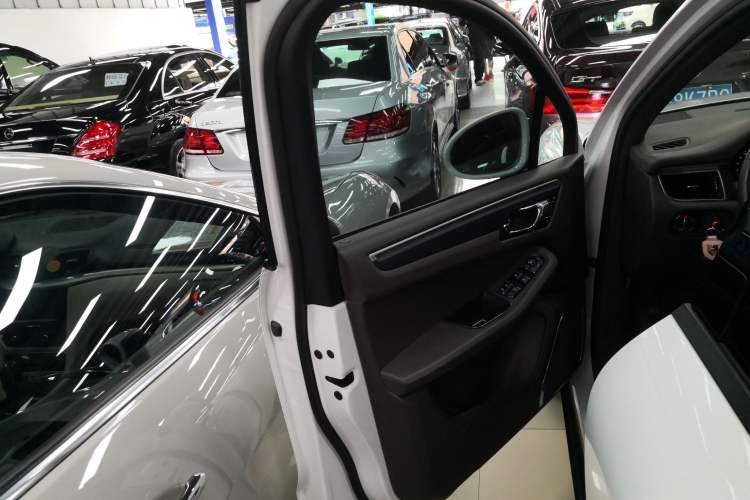 Used Porsche Macan 2017 Macan 2.0T Left Front Door Interior